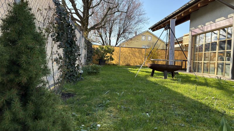 Garten mit Grillschale und Dreibein