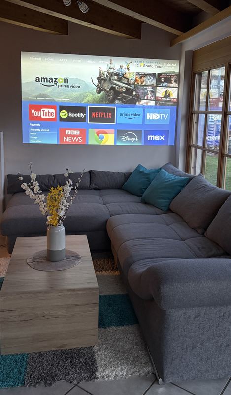 Wohnzimmer mit Beamer und Kachelofen